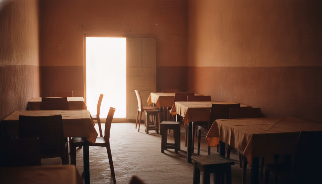 La salle d’un restaurant, vue depuis l’entrée
